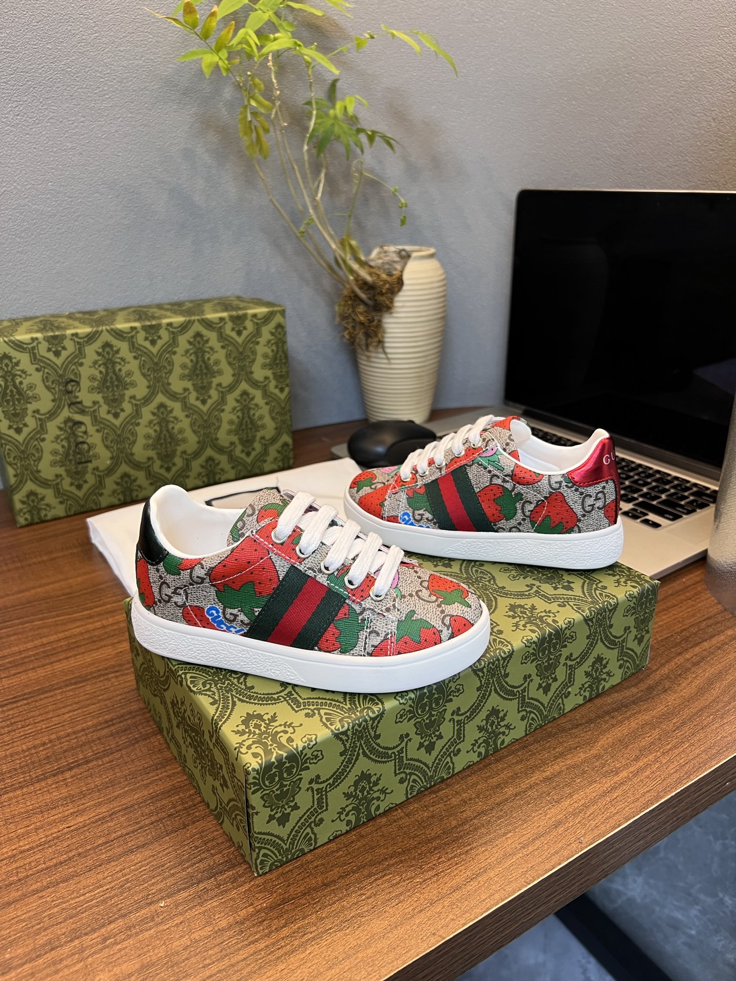 Children's shoes child